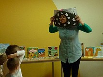 Pani Wiola jako krecik na jednej ze stron w KSIĄŻCE Z DZIURĄ