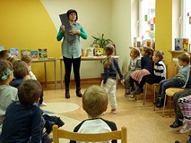 Pani Wiola pokazuje książkę dla dzieci niedowidzących - CZARNA KSIĄZKA KOLORÓW