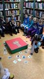 Dzieci z kolorowych zdjęć wybierają oznaki wiosny