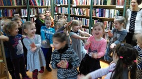 Zabawa wiosenna- taniec kukułek, bocianów i jaskółek