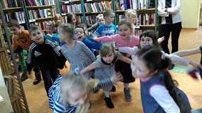 Dzieci naśladują jaskółki