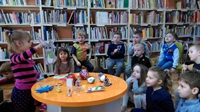 Dzieci wyszukują symboli wielkanocnych