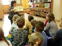 Pani Wiola prezentuje dzieciom książkę z lupą - OWADY