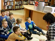 Dzieci słuchają fragmentu książki MUCHY - Kingi Grabowskiej-Bednarz, czytanej przez bibliotekarkę