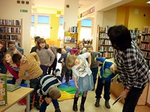 Inscenizacja ruchem do wiersza WIOSNA z książki MUCHY