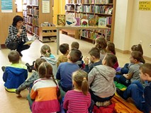 Dzieci poznają kolejną historię dzielnych much walczących z pająkami