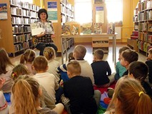 Pani Wiola prezentuje dzieciom książki, których bohaterami są zabawki