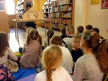 Nadszedł czas na mały występ; w teatrzyku Kamishibai przedstawiamy historię AKSAMITNEGO KRÓLIKA