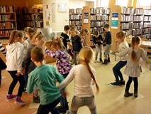 Wesoła zabawa ruchowa - dzieci szukają króliczej norki