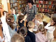 Pani Wiola w otoczeniu dzieci, proponuje kolejną wesołą zabawę