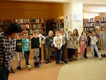 Jak daleko skacze królik? - Pani Wiola pokazuje, a dzieci ją naśladują