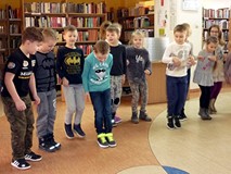 Chłopcy przymierzają się do króliczego skoku