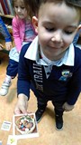 MIchał prezentuje obrazek- święconkę - koszyk wielkanocny
