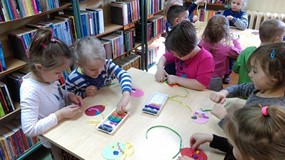 Pisanki - dzieci ozdabiają jajka za pomocą plasteliny