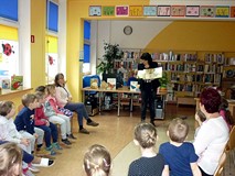 Bibliotekarka pokazuje dzieciom książki o owadach