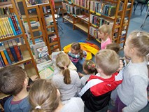 Przedszkolaki szukają ukrytego prezentu od zająca