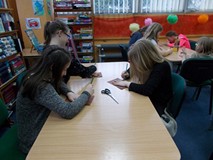 Dziedzi odrysowują swoją rękę na kartce papieru