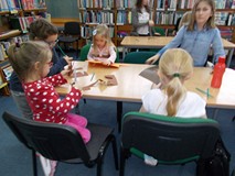 Dzieci wycinają gotowe elementy z papieru