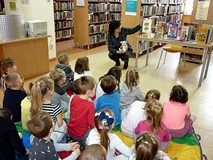 Dzieci poznają zabawkę i książkę - AKSAMITNEGO KRÓLIKA