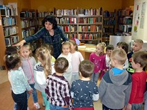 Dzieci stoją w ścisłym kręgu, a Pani Wiola wyznacza jedno dziecko, które będzie królikiem w norce.