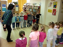 Dziewczynki i chłopcy stoją naprzeciwko siebie w rzędzie, a Pani Wiola za chwilę pokaże, jak wykonać