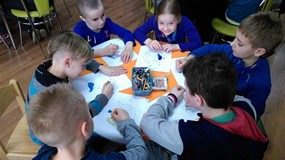 Zajęcia plastyczne z uczniami