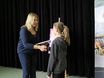 Pani Dyrektor wręcza dziewczynce nagrodę