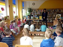 Bibliotekarka wita dzieci na spotkaniu pod hasłem ZACZAROWANE STRONY