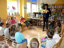 Pani Wiola prezentuje dzieciom książkę pod tytułem WSZYSCY ZIEWAJĄ