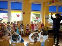 Spotkaniu towarzyszyły różne zabawy ruchowe - tu zabawa w OTWARTĄ KSIĄŻKĘ