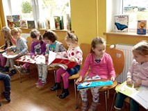 Dzieci z zainteresowaniem oglądają prezentowane wcześniej książki