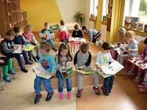 Dzieci z zainteresowaniem oglądają prezentowane wcześniej książki