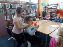 Dwie dziewczynki pozują do zdjęcia z gotowymi pracami plastycznymi