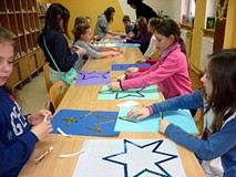 Zajęcia plastyczne - wyklejanie gwiazd