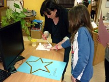 Pomalowana farbą dłoń i odciśnięta na papierze, stworzy prawdziwą MOLIKOWĄ GWIAZDĘ