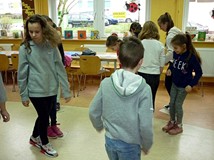 Na koniec spotkania - zabawa ruchowa PRZEPROWADZKA GWIAZDY Z WILLI DO WILLI