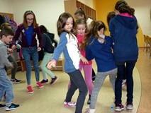 Zabawa ruchowa - GWIAZDY przepychają się by zamieszkać w najokazalszej willi