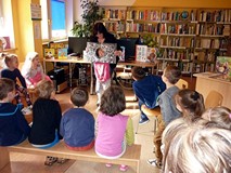 KSIĄŻKA Z DZIURĄ - Maja jest zakręcona