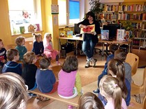 Książka-zagadka WSZYSCY ZIEWAJĄ; dzieci zgadują jak ziewają zwierzęta