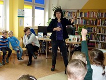 Pani Wiola udaje muzyka grającego na gitarze