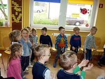 Czynności związane z przygotowaniem ciasta nie są wcale takie trudne - zabawa ruchowa