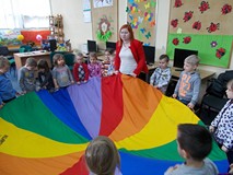 Wspólna zabawa z chustą animacyjną