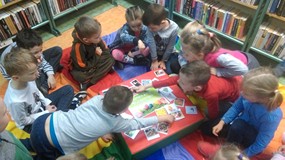 Dzieci wybierają symbole związane z wielkanocą