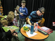 Autor rozdaje autografy