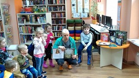 Dzieci odgrywały scenki do poznanych historii z jego książek