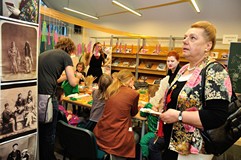 Podziwianie orientalnego wystroju biblioteki