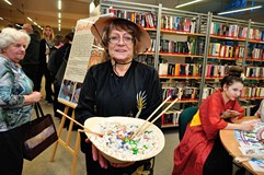Zachęcamy do nauki jedzenia przy pomocy pałeczek