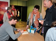 Arkady Paweł Fiedler rozdaje autografy