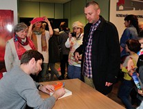 Arkady Paweł Fiedler rozdaje autografy