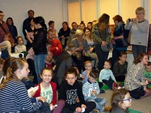 Autorzy prac w oczekiwaniu na wyniki konkursu i odbiór nagrody